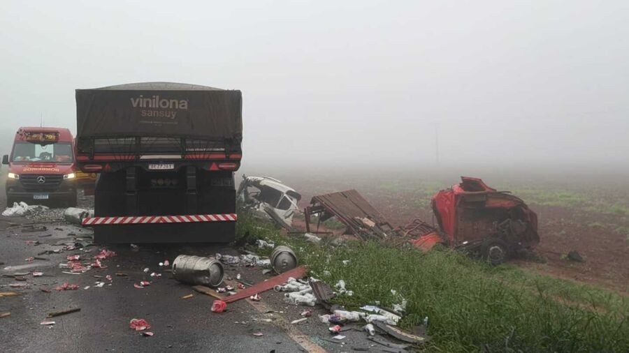 Acidente entre carreta e caminhão deixa uma pessoa morta e outra ferida na MS-157