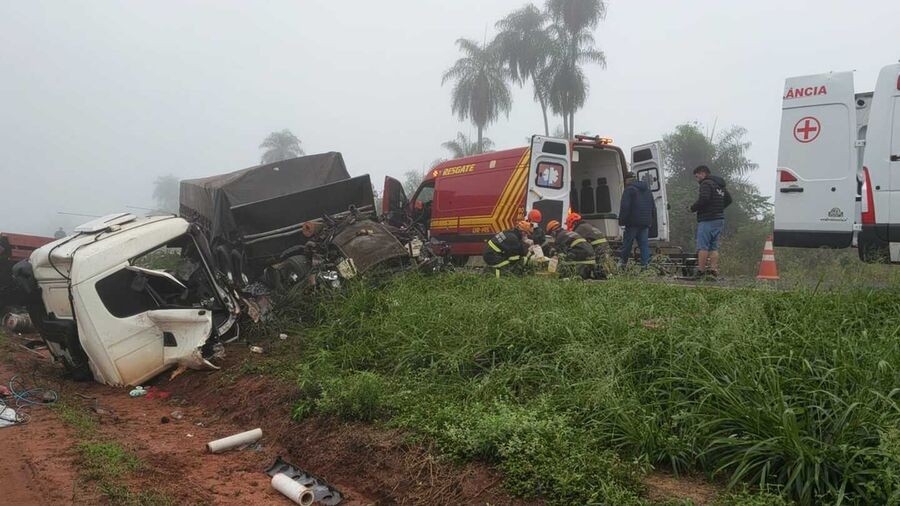 Acidente entre carreta e caminhão deixa uma pessoa morta e outra ferida na MS-157