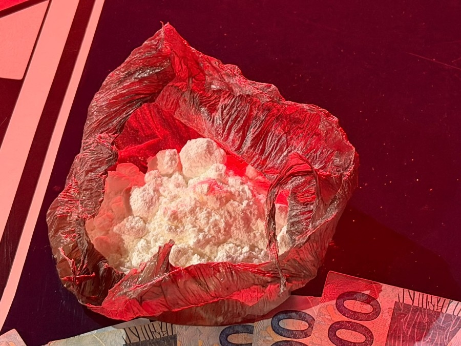 Dupla é presa com cocaína e R$ 1,4 mil em Nova Andradina