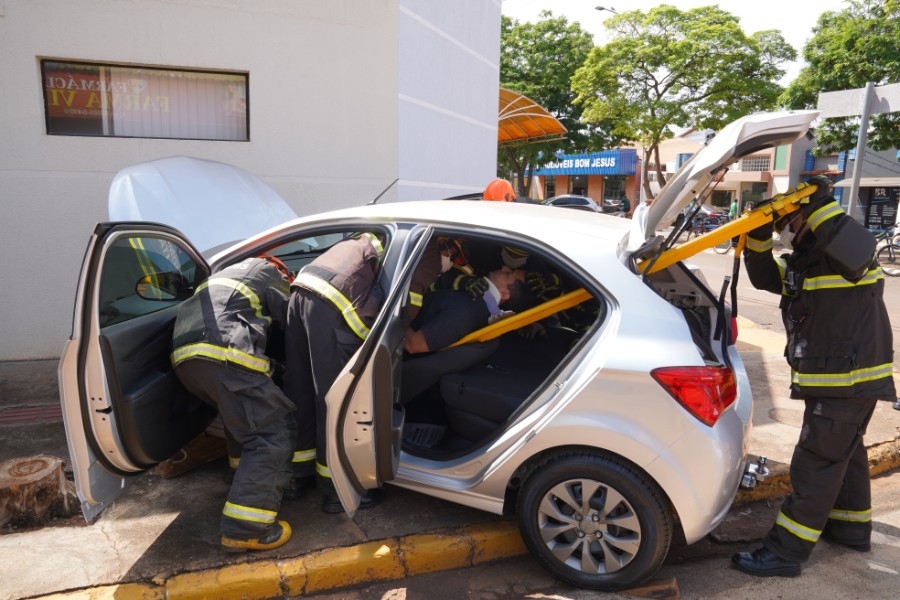 Simulação de acidente chama atenção para os cuidados no trânsito em Batayporã