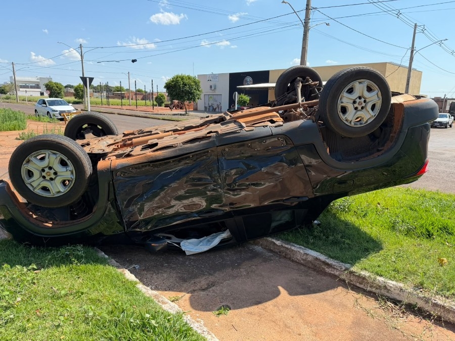 Colisão entre caminhonetes termina em capotagem em Nova Andradina