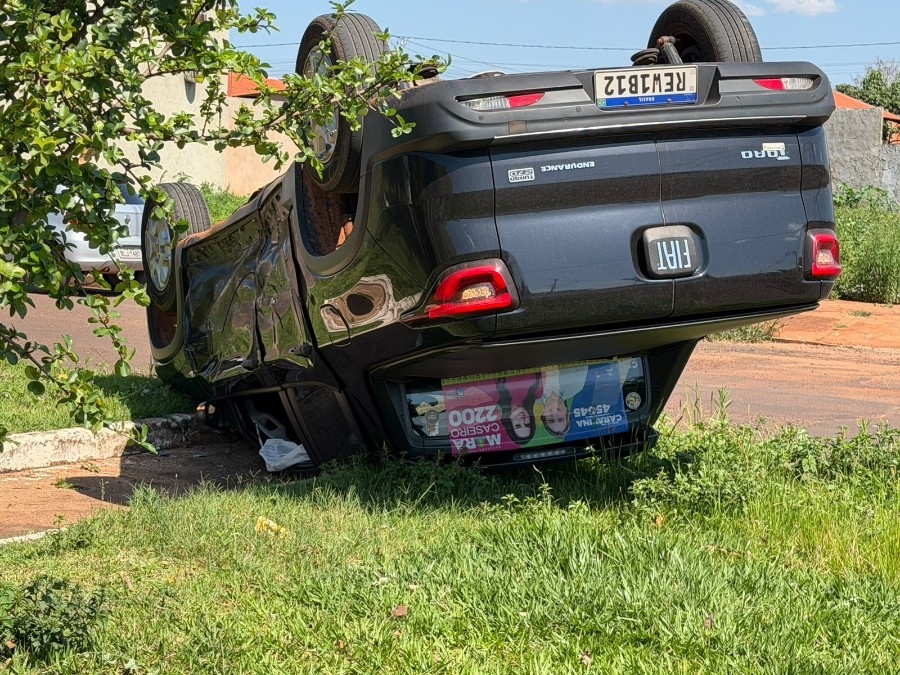 Colisão entre caminhonetes termina em capotagem em Nova Andradina