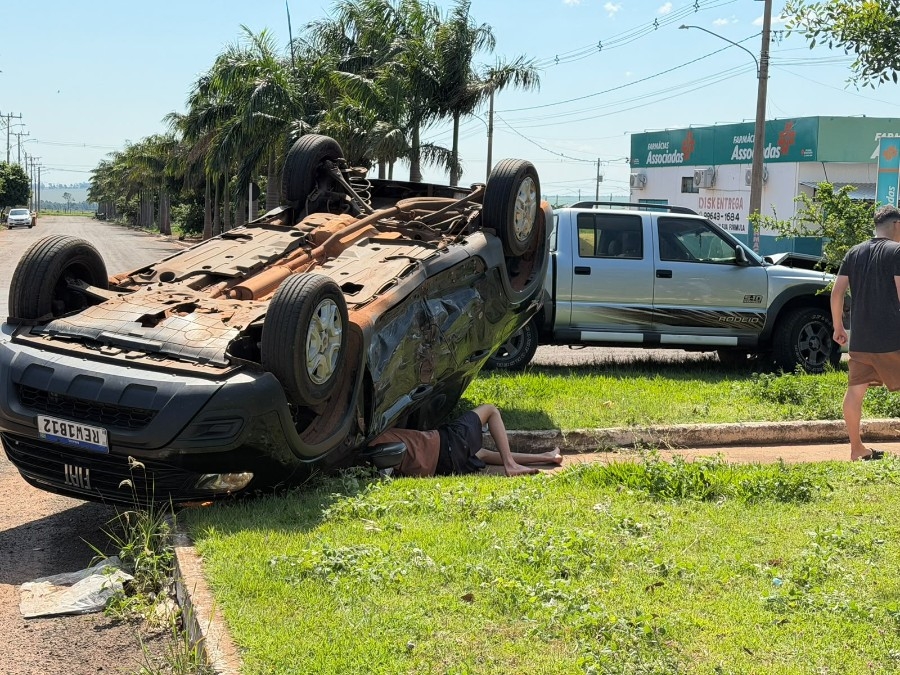 Colisão entre caminhonetes termina em capotagem em Nova Andradina