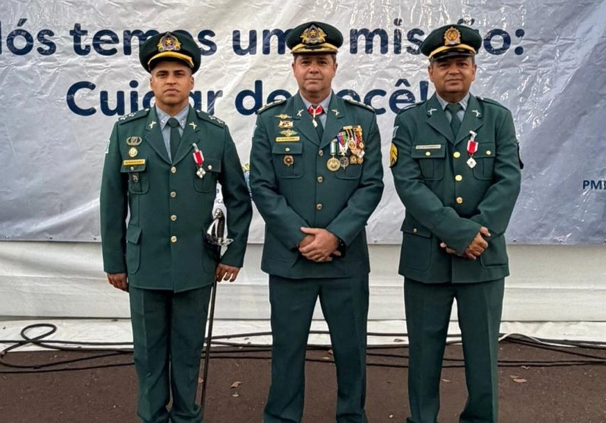 Policiais do 8º BPM e juiz de Nova Andradina recebem Insígnia do Mérito
