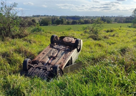 Corolla capota e motociclista fica ferido em acidente na BR-376 em Ivinhema
