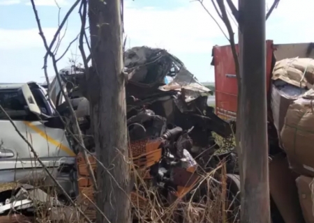 Mulher morre após caminhão tombar na MS-306, em Cassilândia