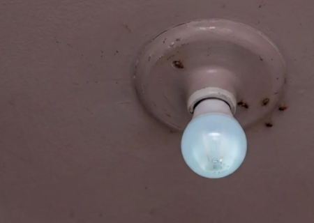 Por que a lâmpada LED fica meio acesa mesmo com o interruptor desligado?