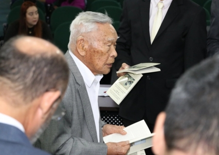 Aos 100 anos, Shirota presenteia vereadores com livro publicado em três idiomas