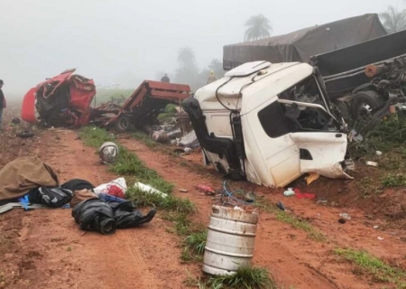 Acidente entre carreta e caminhão deixa uma pessoa morta e outra ferida na MS-157
