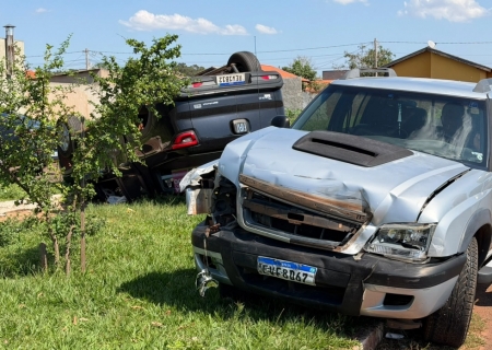 Colisão entre caminhonetes termina em capotagem em Nova Andradina