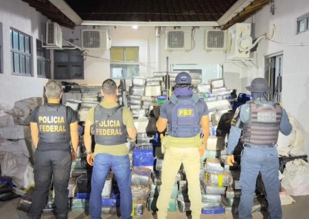 Polícia apreende mais de 7 toneladas de maconha escondidas em propriedade rural de Itaquiraí