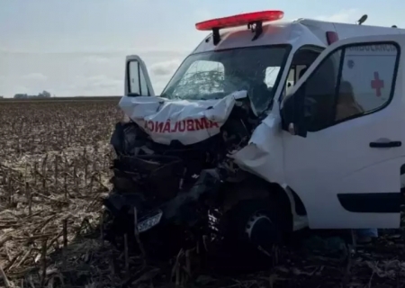 Paciente em tratamento contra o câncer morre após ambulância bater em carreta na BR-060