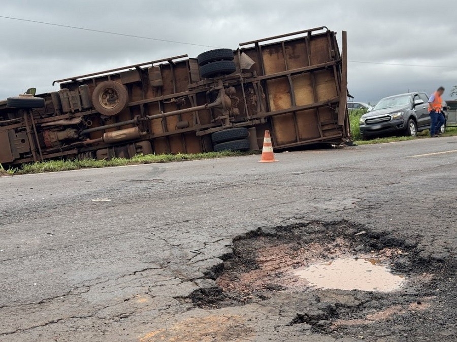 Carreta bitrem bate em caminhão após desvio de buraco na BR-376, entre Ivinhema e Amandina