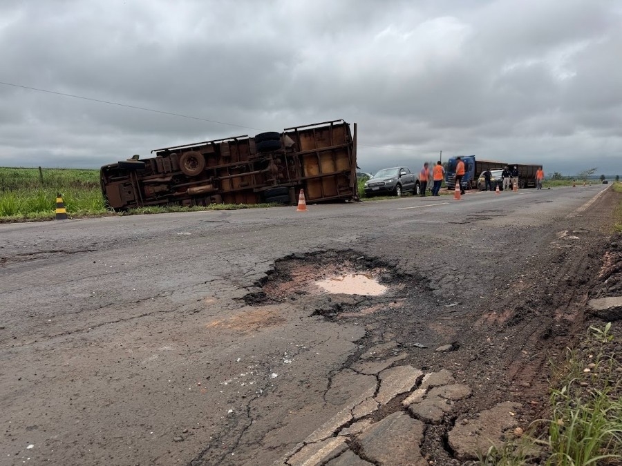 Carreta bitrem bate em caminhão após desvio de buraco na BR-376, entre Ivinhema e Amandina