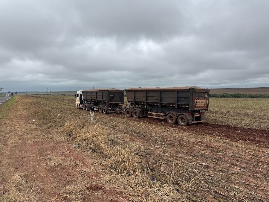 Carreta bitrem bate em caminhão após desvio de buraco na BR-376, entre Ivinhema e Amandina