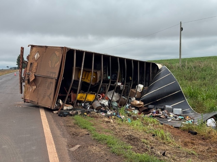 Carreta bitrem bate em caminhão após desvio de buraco na BR-376, entre Ivinhema e Amandina
