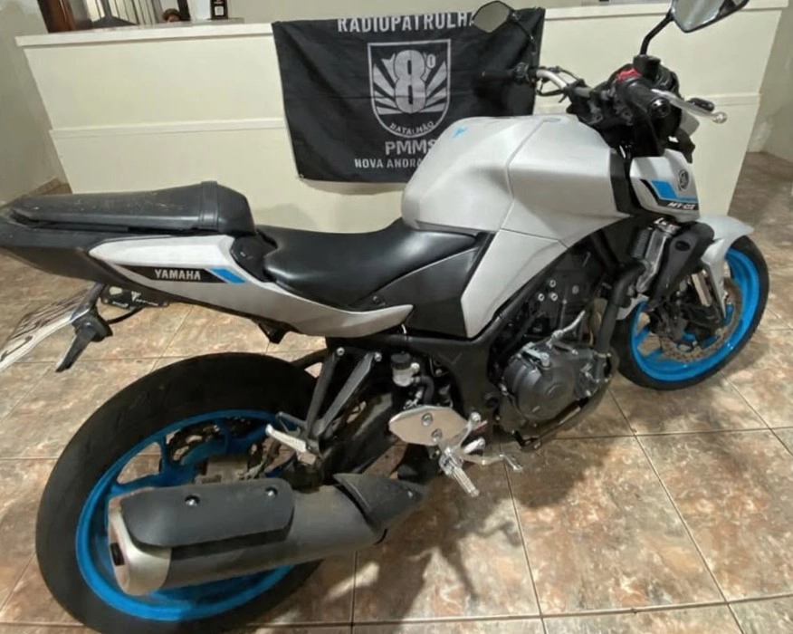 Motociclista é levado à delegacia após ser flagrado com dispositivo para ocultar placa em Nova Andradina
