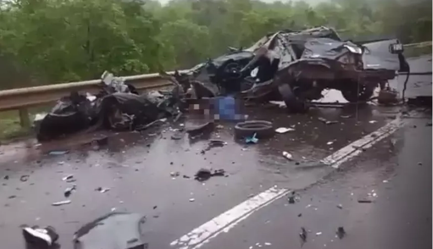 Duas pessoas morrem após Fiat Toro bater contra carreta na BR-163 entre Coxim e Rio Verde