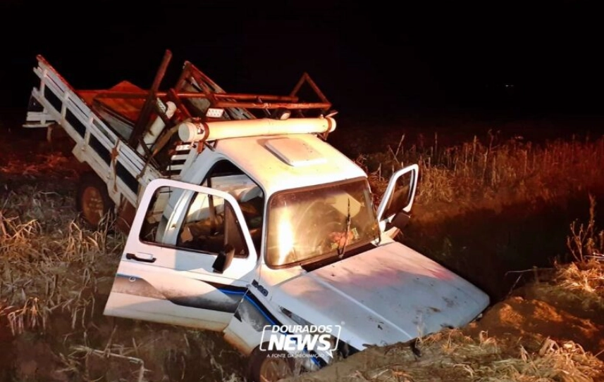 Idoso morre após caminhonete cair em valeta em fazenda em distrito de Dourados
