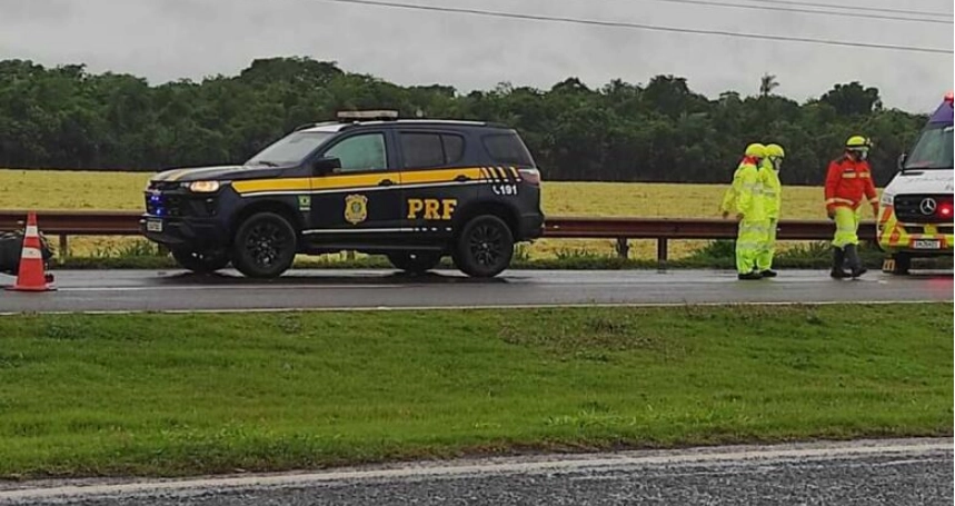 Motociclista morre em acidente entre moto e carreta na BR-163