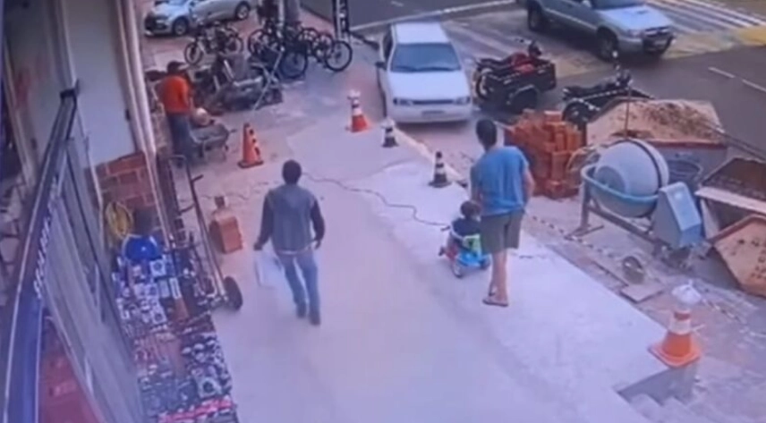 Motorista embriagado atropela pai e bebê de 1 ano na calçada e foge em Costa Rica