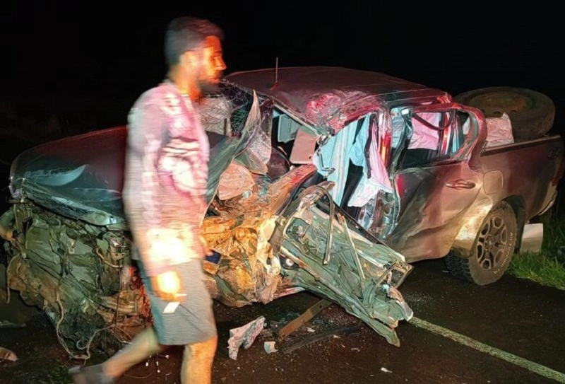 Colisão entre caminhonete e carretas deixa motorista ferido na BR-463
