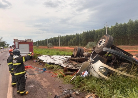 Morre motorista de caminhão que tombou na BR-267