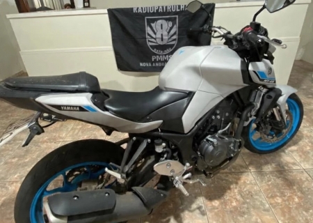 Motociclista é levado à delegacia após ser flagrado com dispositivo para ocultar placa em Nova Andradina