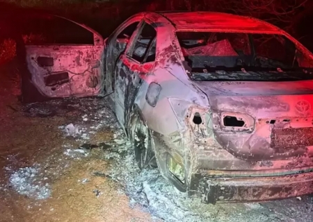 Corpo é encontrado carbonizado dentro de carro incendiado na fronteira com o Paraguai