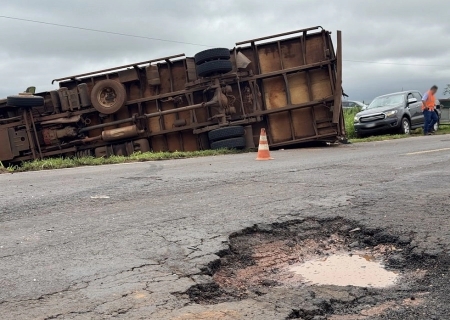 Carreta bitrem bate em caminhão após desvio de buraco na BR-376, entre Ivinhema e Amandina