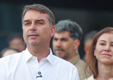 Avião com Flávio Bolsonaro e família segue para Miami