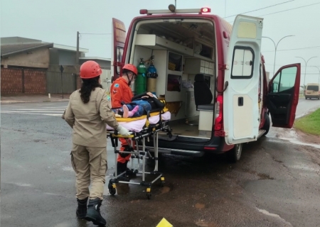 Mulher fica ferida após queda de moto elétrica em rotatória de Ivinhema