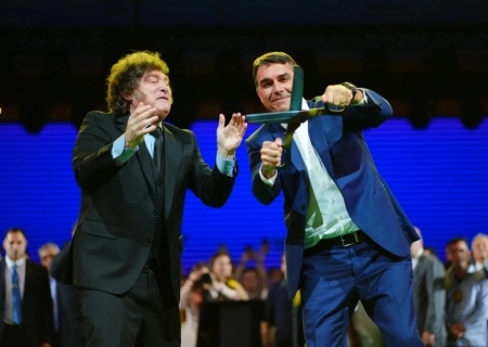 Imprensa internacional cita suposta fuga de Flávio Bolsonaro à Argentina