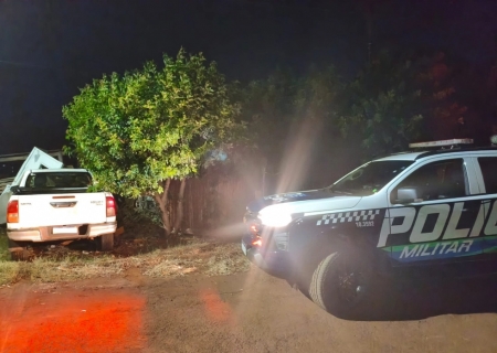 Em Rio Brilhante, motorista embriagado foge da PM, quase atropela pedestres e bate Hilux