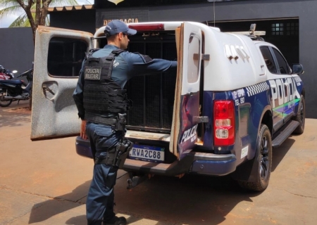 Jovem é preso após furtar dois veículos e tentar fugir por quintais de residências em Angélica