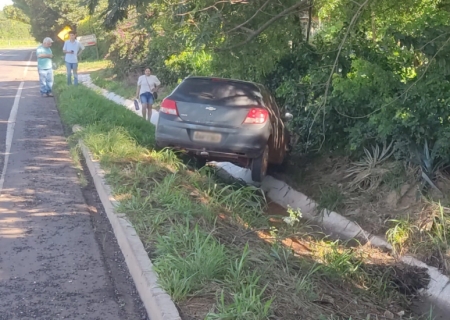 Motorista desvia de buraco e sai da pista na MS-134 entre Nova Andradina e Batayporã