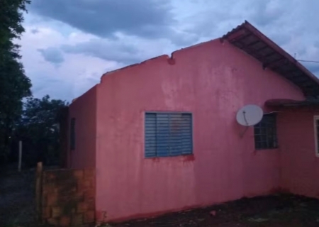 Temporal com ventos de até 100 km/h destelha casas na região de Ivinhema