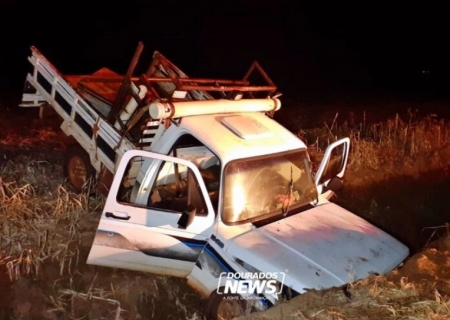Idoso morre após caminhonete cair em valeta em fazenda em distrito de Dourados