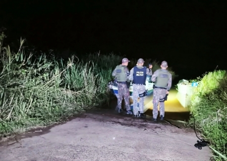 Embarcação bate em árvores durante fuga e PMA apreende 326 kg de maconha em Japorã