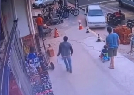 Motorista embriagado atropela pai e bebê de 1 ano na calçada e foge em Costa Rica