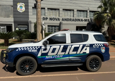 Veículo com restrição criminal é abandonado em frente a farmácia no centro de Nova Andradina