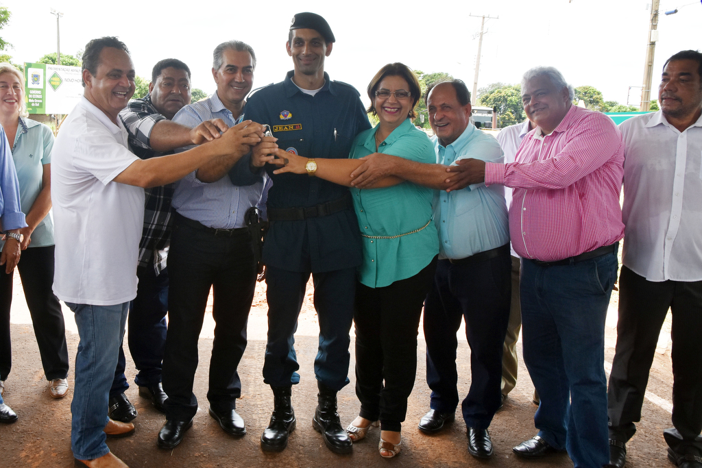Policial militar recebendo &agrave;s chaves da resid&ecirc;ncia das m&atilde;os do governador - Foto: Chico Ribeiro