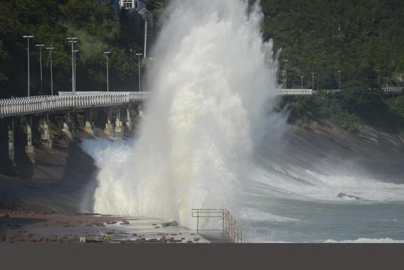 Ondas estouram próximo à recém-inaugurada ciclovia Tim Maia, na Avenida Niemeyer, que desabou durante ressaca no mar de São Conrado, deixando mortos e feridos - Foto: Fernando Frazão/Agência Brasil