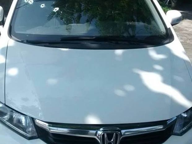 Carro do deputado Fl&aacute;vio Bolsonaro foi atingido por seis disparos no banco da frente - Foto: Reprodu&ccedil;&atilde;o/Facebook