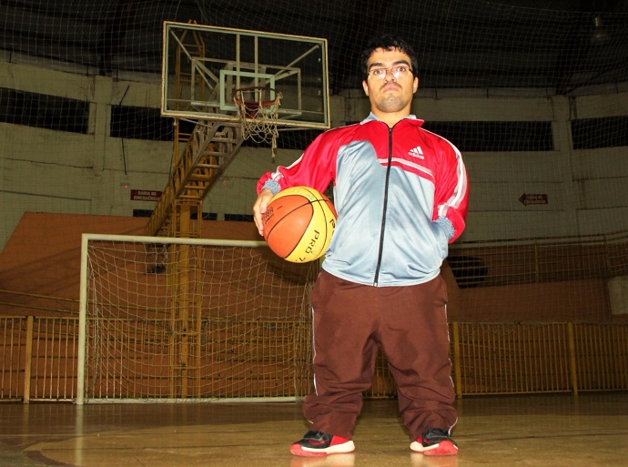 Professor Edinho foi escolhido pela Coca-Cola para conduzir a Tocha Ol&iacute;mpica em Nova Andradina - Foto: Luiz Gustavo/Jornal da Nova