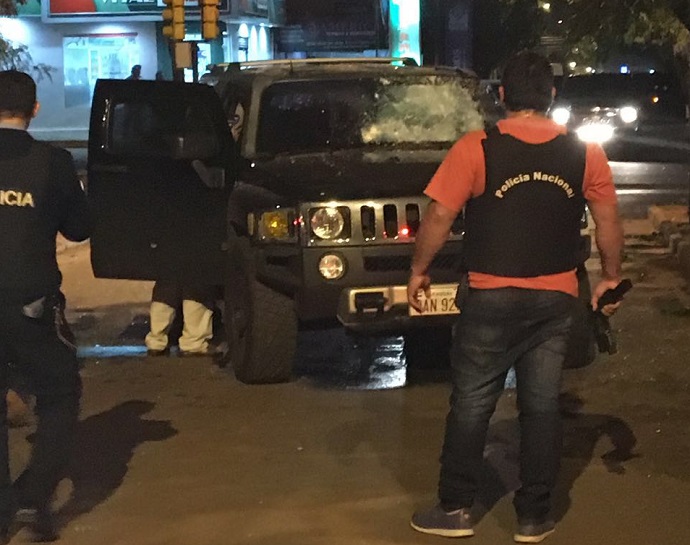Blindagem do ve&iacute;culo n&atilde;o suportou os tiros - Foto: WhatsApp/Jornal da Nova