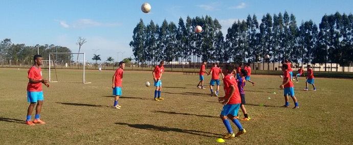 De 1000 jogadores se tira um. Tem que ter sorte e talento, diz treinador - Foto: Glaucia Piovesan/Jornal da Nova