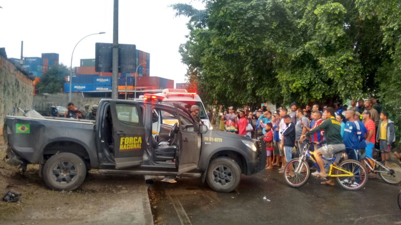 Viatura da Força Nacional é atacada a tiros e agentes são baleados em acesso à Maré - Foto: WhatsApp/Jornal da Nova