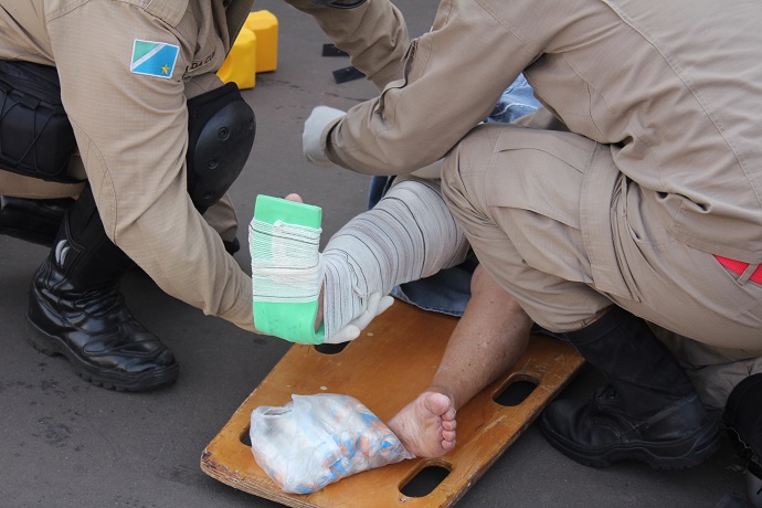 Al&eacute;m das escoria&ccedil;&otilde;es corp&oacute;reas, a mulher estava sentindo dores pelo corpo - Foto: Jornal da Nova