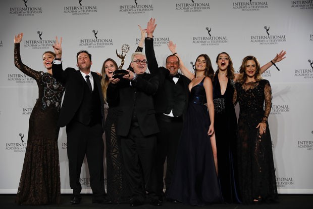 Equipe de 'Verdades secretas' comemora conquista no Emmy Internacional; a partir da esquerda: a atriz Grazi Massafera; o diretor Allan Fiterman; a diretora-geral Natalia Grimberg; o autor Walcyr Carrasco; o diretor-geral Andr&eacute; Felipe Binder; e as atrizes Camila Queiroz, Agatha Moreira e Guilhermina Guinle - Foto: Divulga&ccedil;&atilde;o